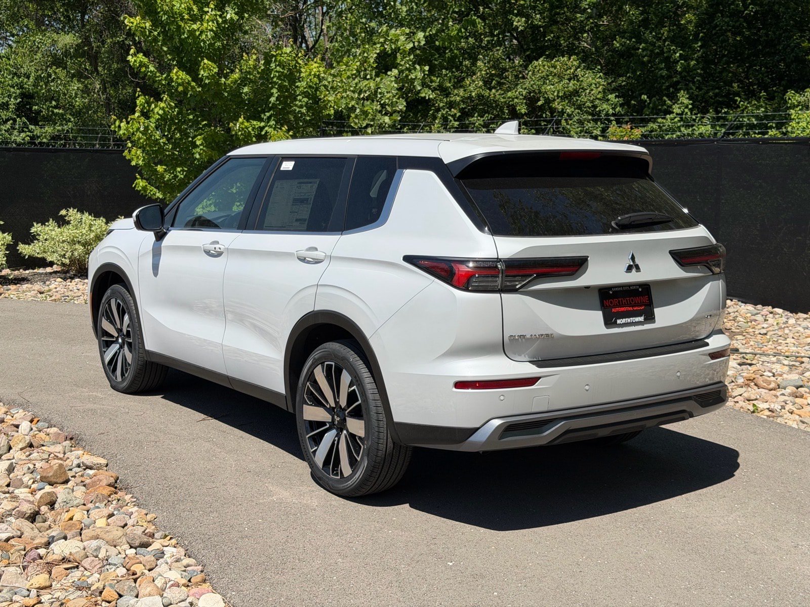 New 2026 Mitsubishi Outlander SE FWD image 3