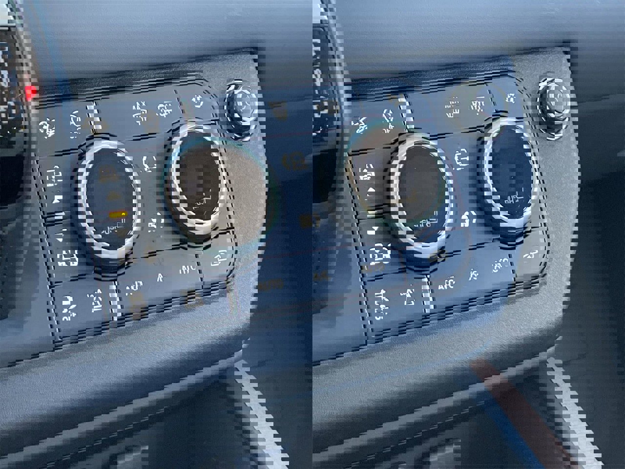 Used 2024 Land Rover Defender 110 X-Dynamic SE image 26