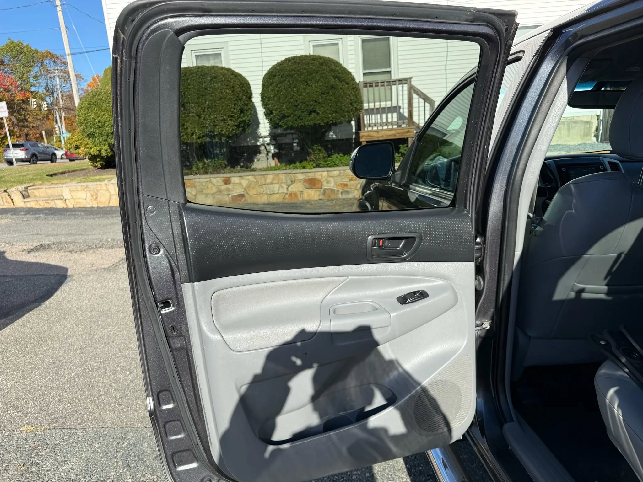 Used 2014 Toyota Tacoma 4x4 Double Cab w/ Limited Package image 16