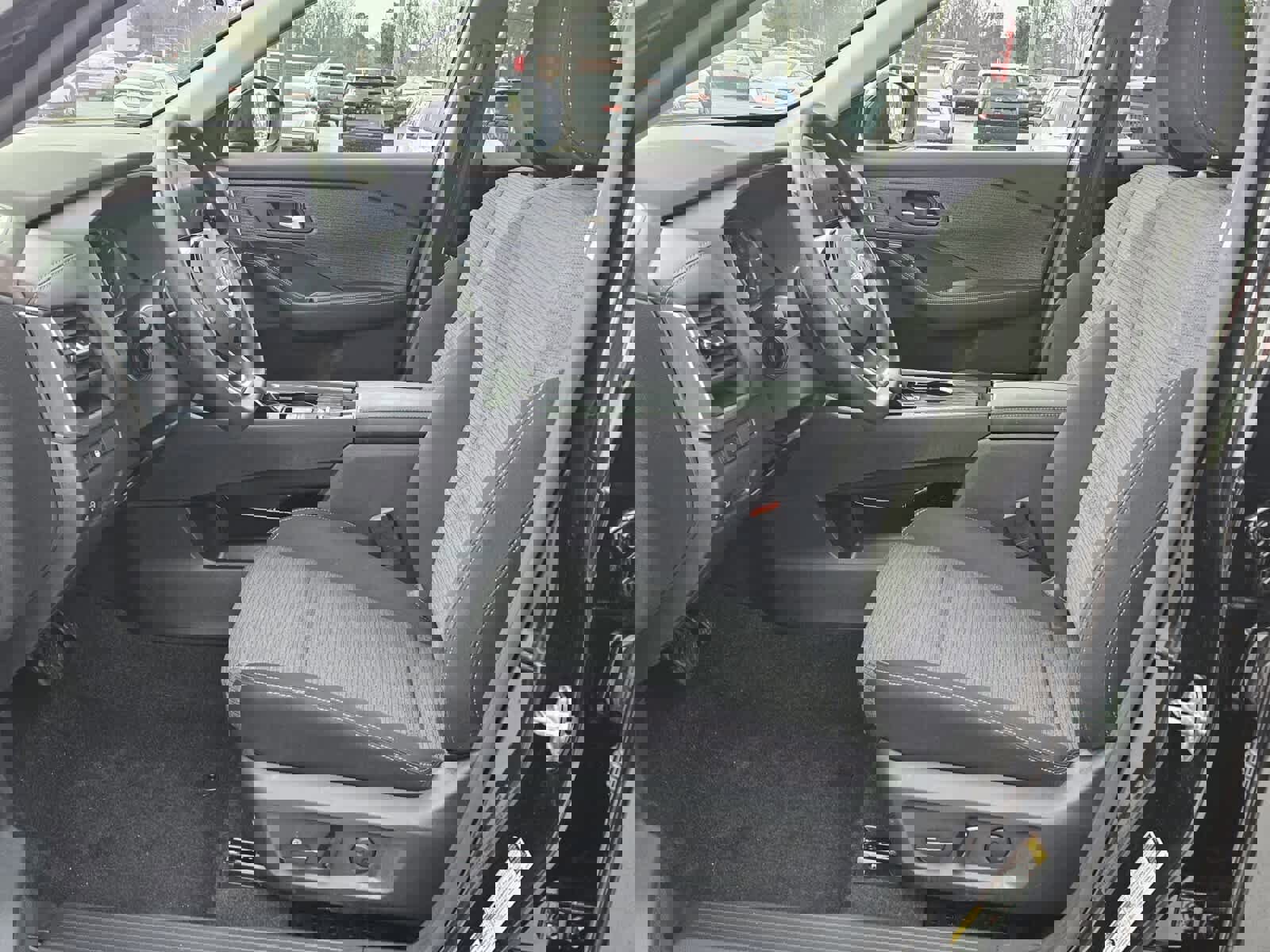 Used 2023 Nissan Rogue SV image 3