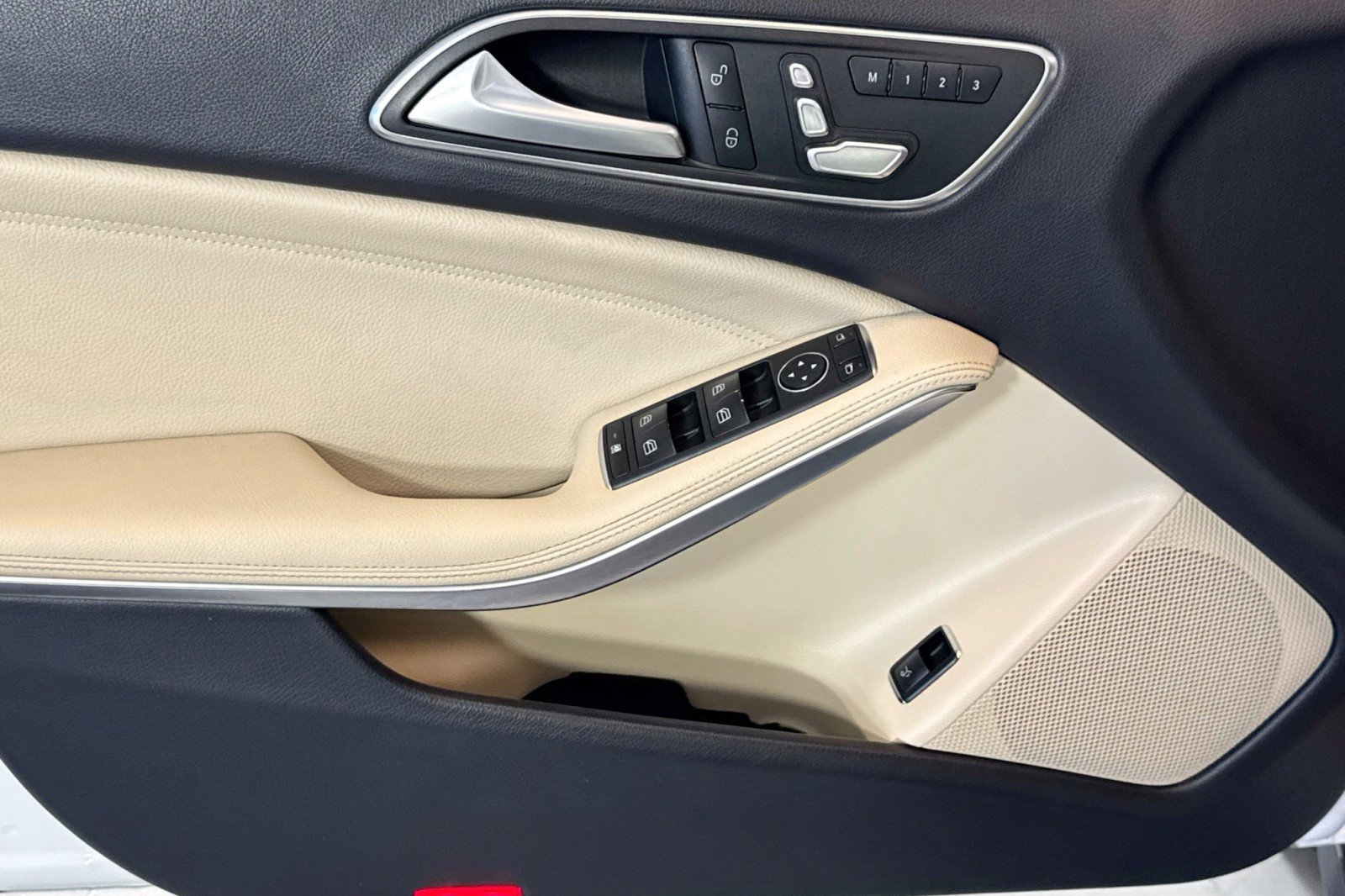 Used 2019 Mercedes-Benz GLA 250 GLA 250 4MATIC SUV w/ Convenience Package image 17