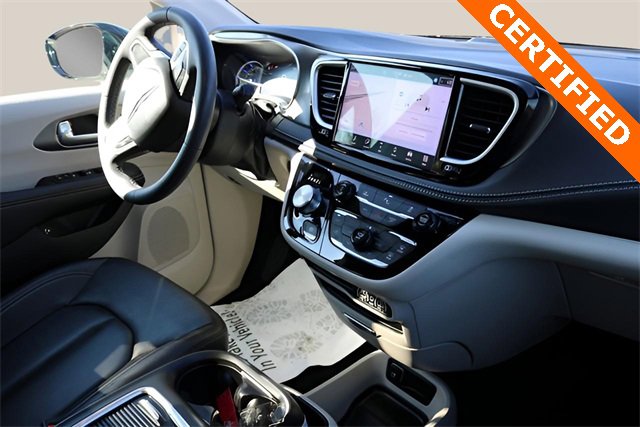 Used 2024 Chrysler Pacifica Select image 20