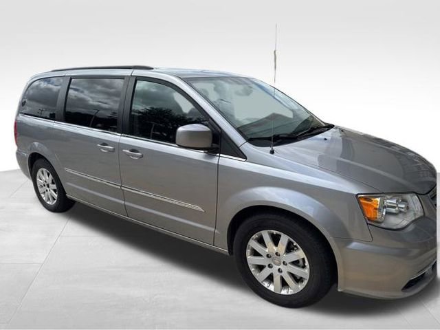 Used 2016 Chrysler Town & Country Touring image 9