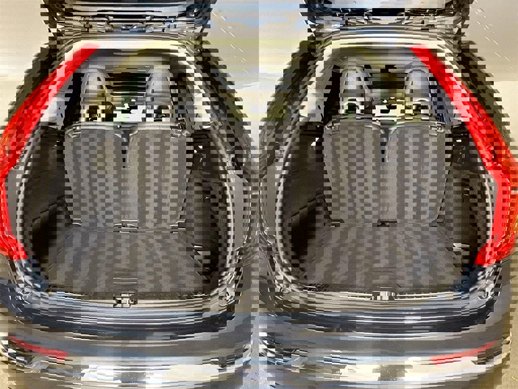 Certified 2025 Volvo XC90 B6 Core image 27