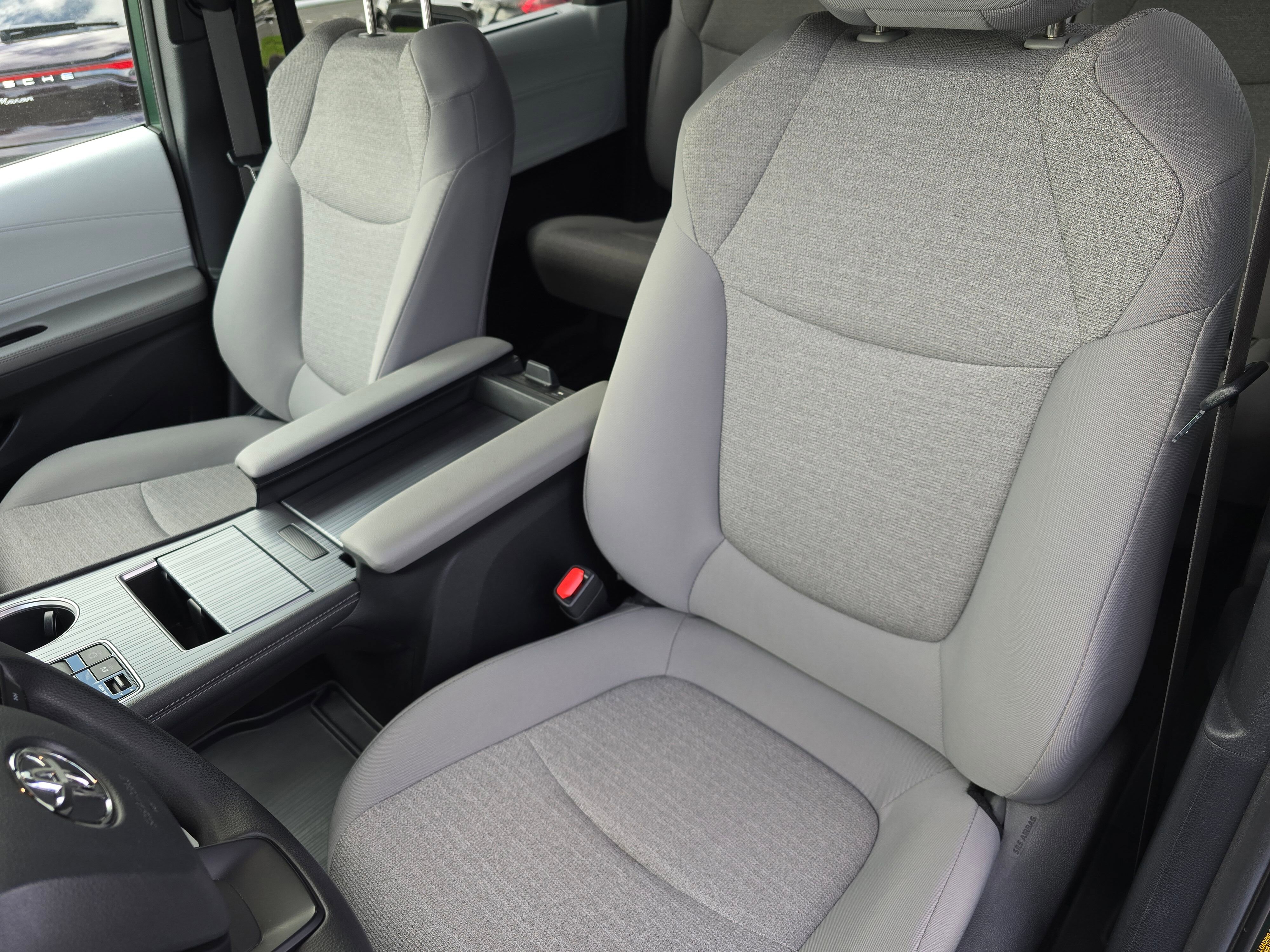 Used 2025 Toyota Sienna LE FWD image 23