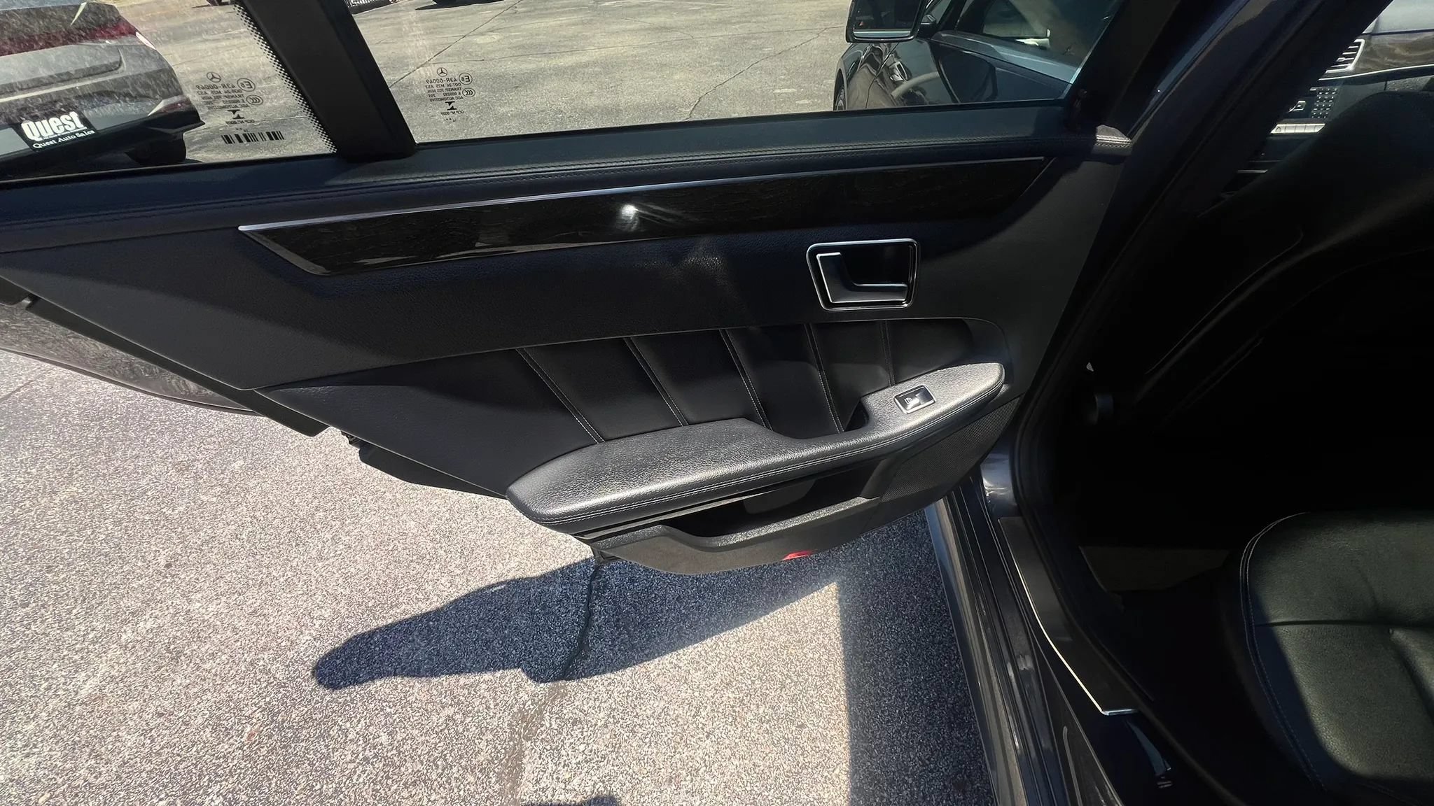 Used 2015 Mercedes-Benz E 400 Sedan w/ Driver Assistance Package image 21