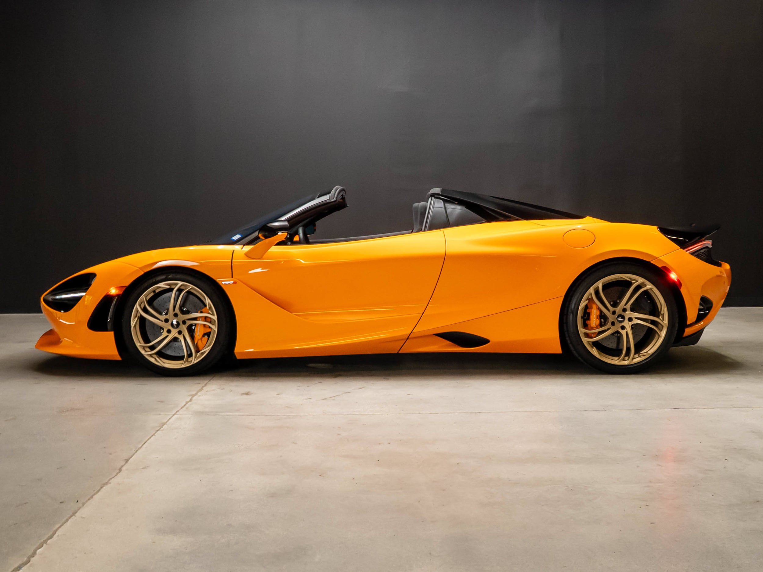Used 2025 McLaren 750S Spider RWD image 2