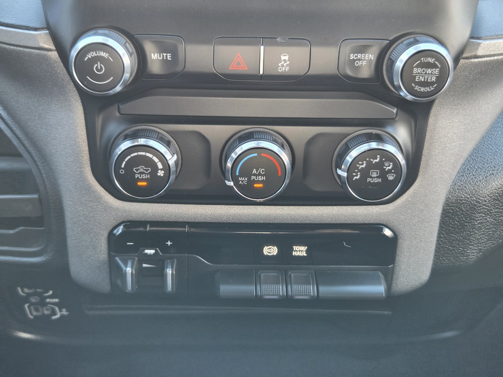 Used 2024 RAM 2500 Tradesman w/ Chrome Appearance Group AWD/4WD image 19