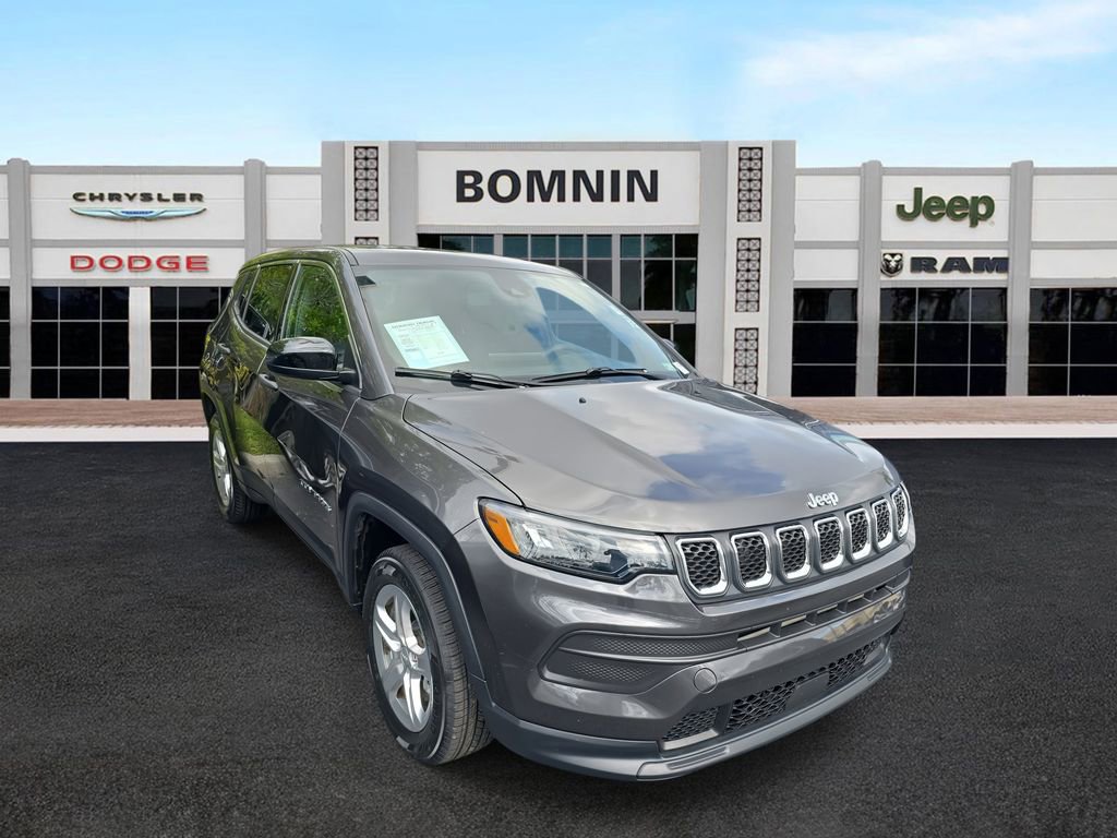 Used 2023 Jeep Compass Sport image 2