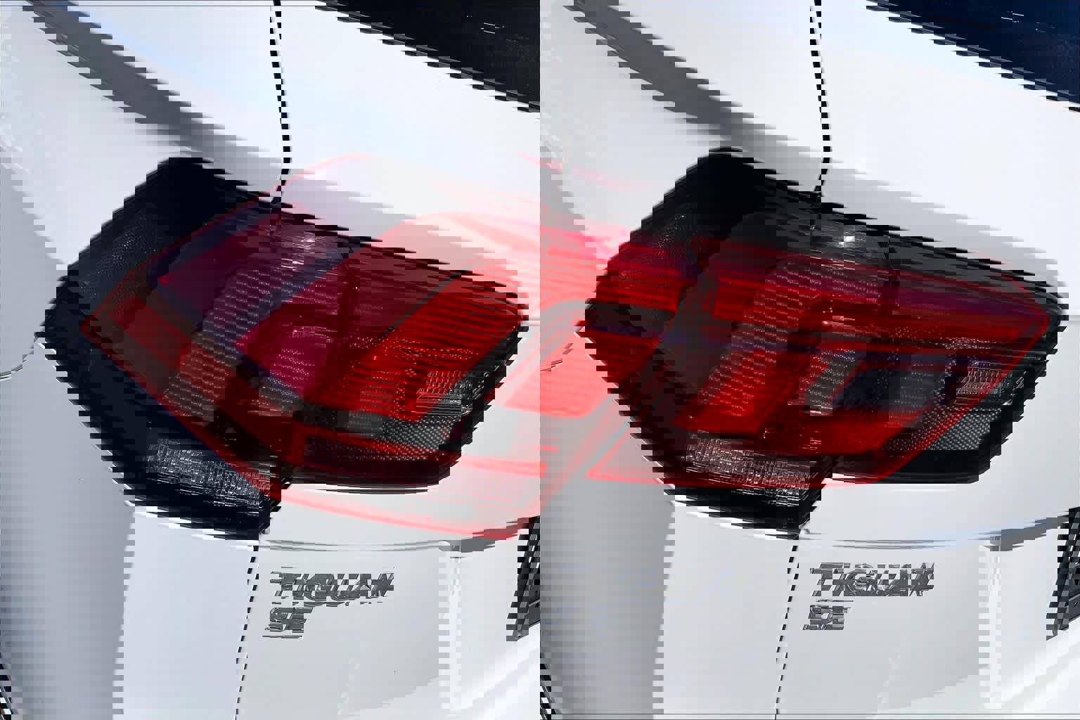 Used 2020 Volkswagen Tiguan SE R-Line image 29