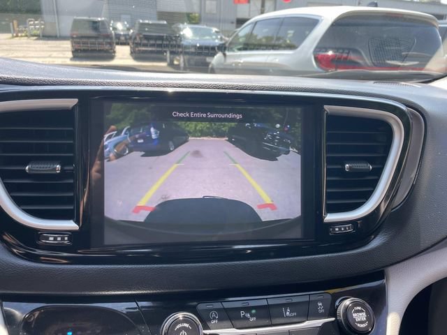 Used 2024 Chrysler Pacifica Touring-L FWD image 24