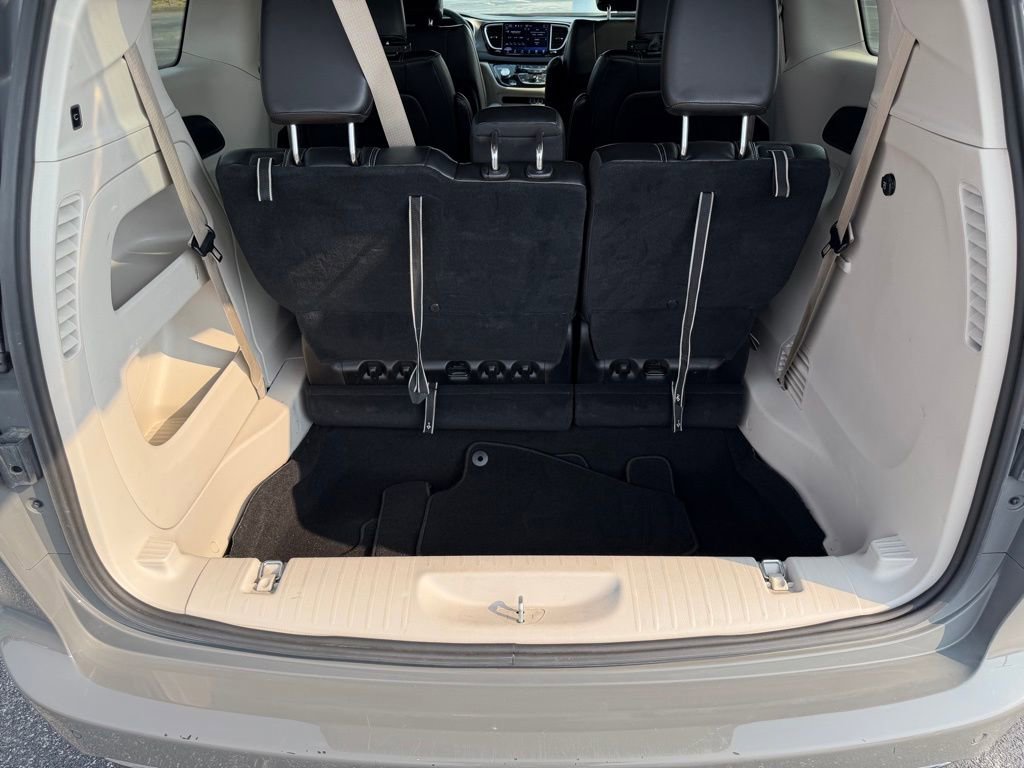 Used 2023 Chrysler Pacifica Touring-L image 41