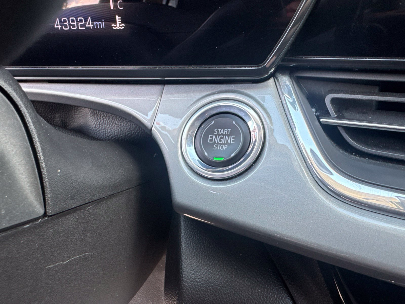 Used 2025 Chevrolet Trax LT FWD image 27