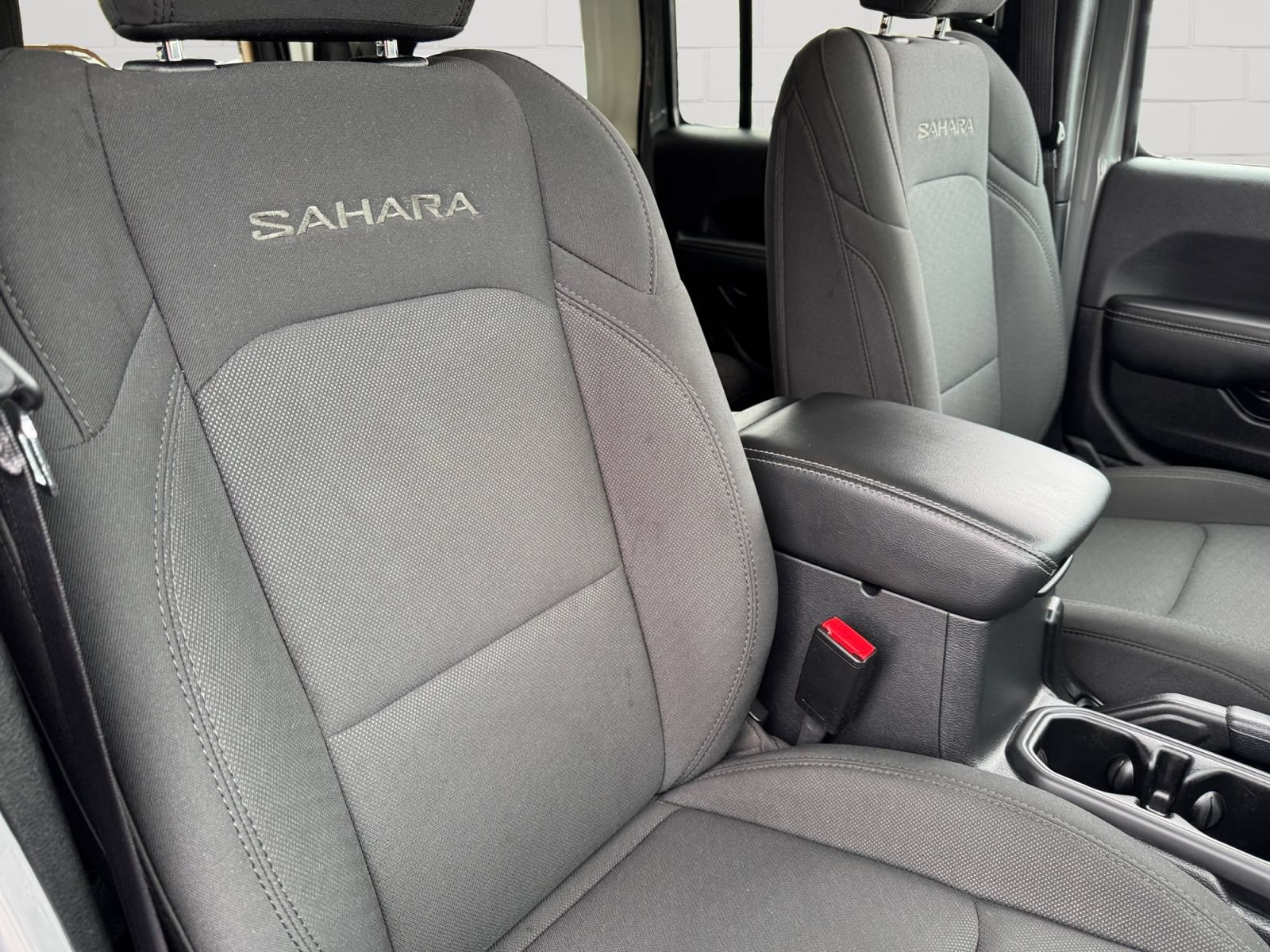Used 2023 Jeep Wrangler Unlimited Sahara AWD/4WD image 11