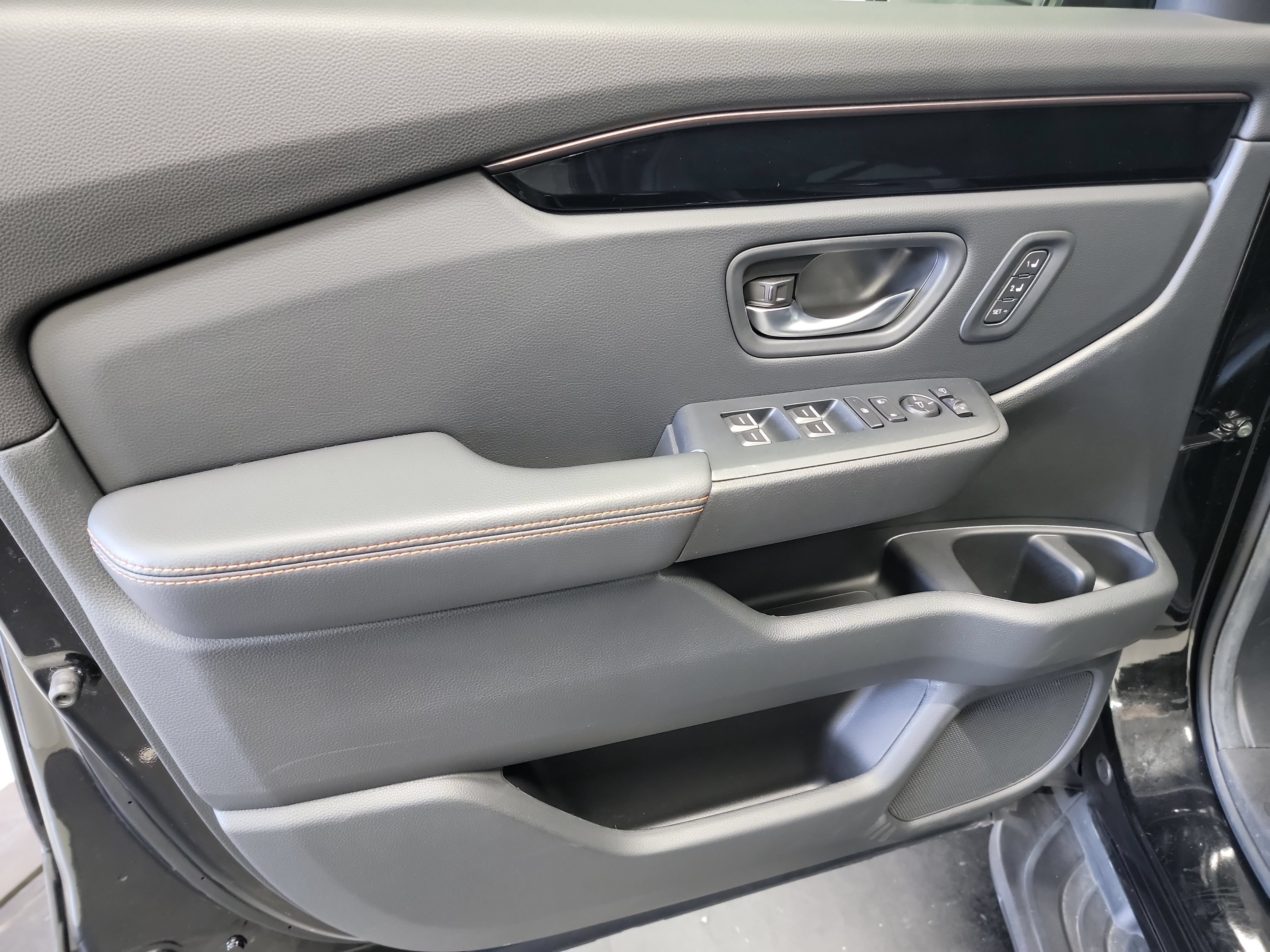 Used 2025 Honda Pilot TrailSport image 13