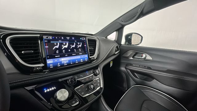 New 2027 Chrysler Pacifica Limited w/ S Appearance Package AWD/4WD image 34