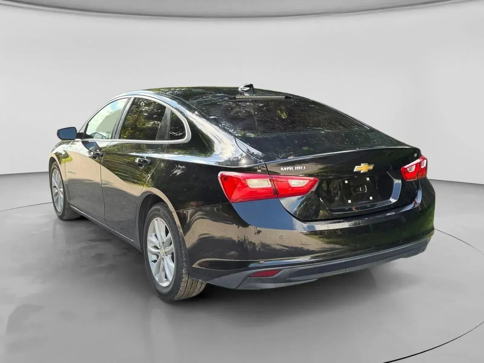 Used 2018 Chevrolet Malibu LT w/ Driver Confidence Package FWD image 3