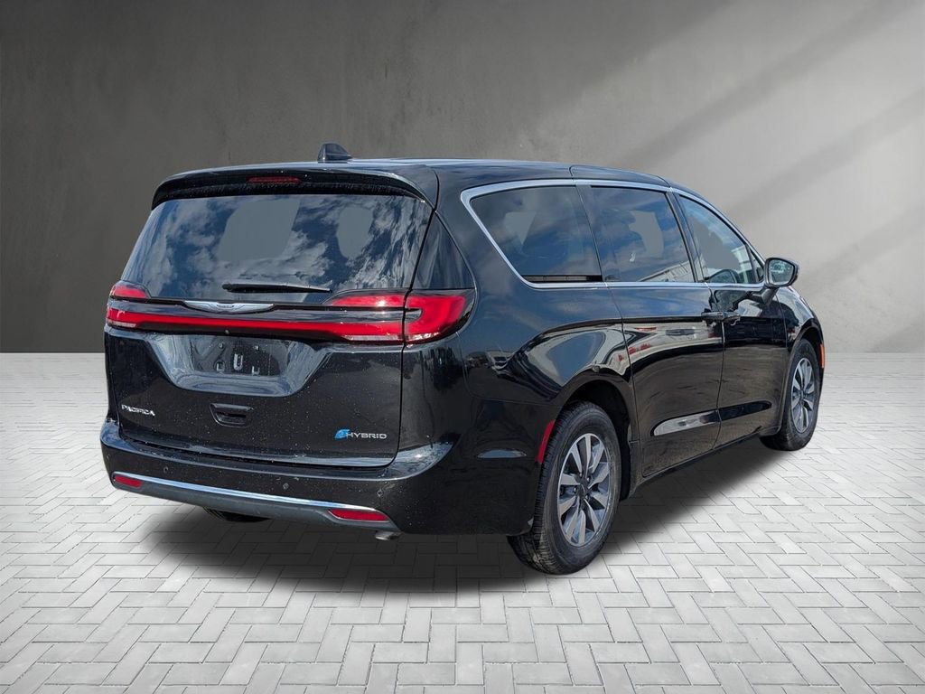 Used 2023 Chrysler Pacifica Touring-L image 8