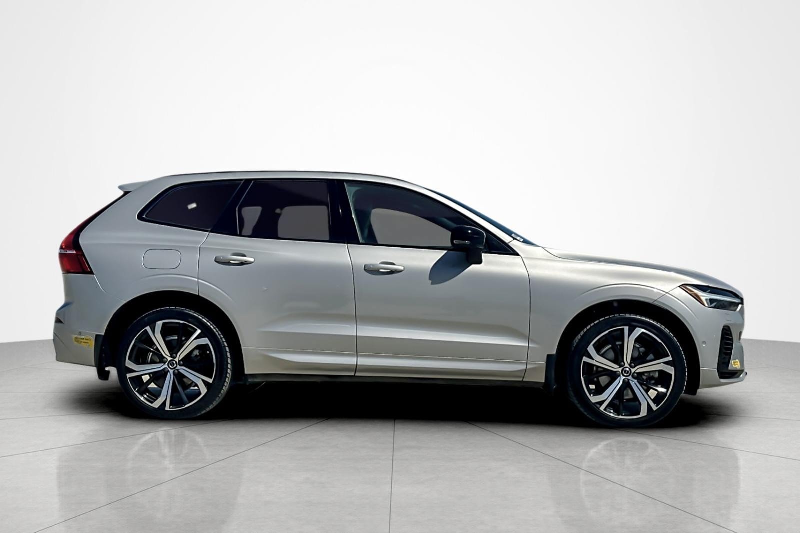 Used 2022 Volvo XC60 T8 R-Design w/ Advanced Package AWD/4WD image 6