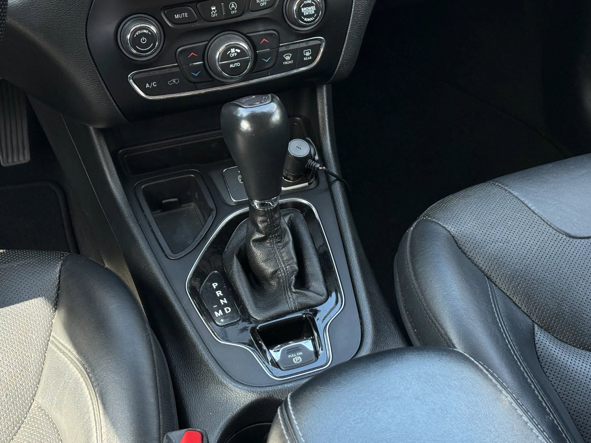 Used 2019 Jeep Cherokee Limited image 15