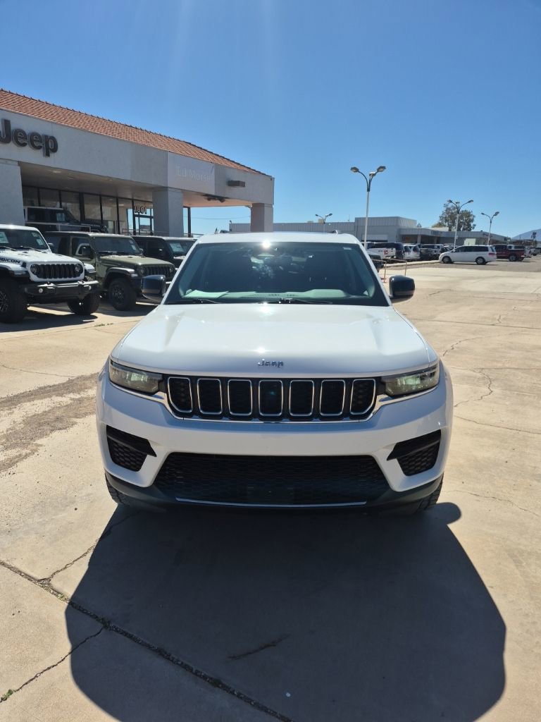 Used 2023 Jeep Grand Cherokee Laredo X image 2