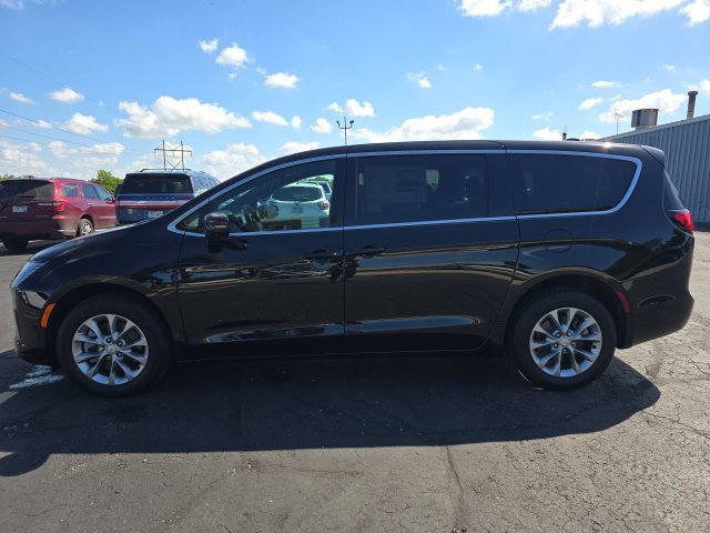 New 2027 Chrysler Pacifica Select AWD/4WD image 4
