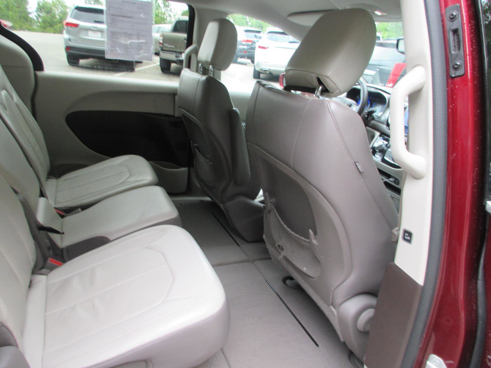 Used 2017 Chrysler Pacifica Touring-L FWD image 26