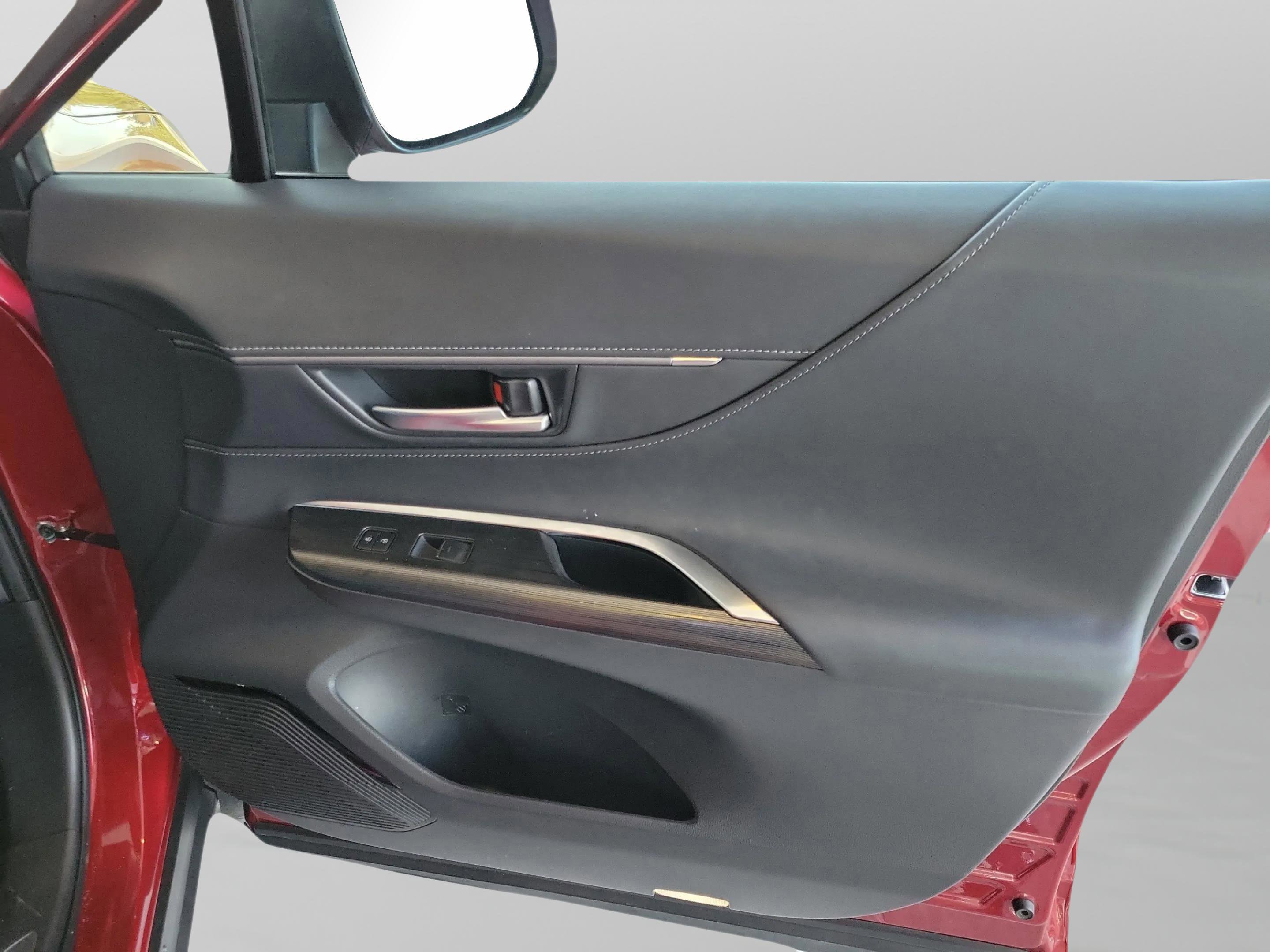 Used 2023 Toyota Venza XLE image 13