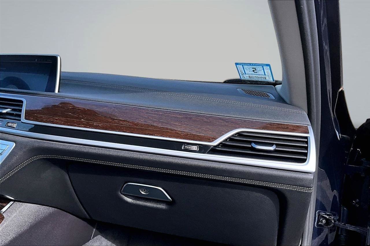 Used 2020 BMW 740i xDrive image 26
