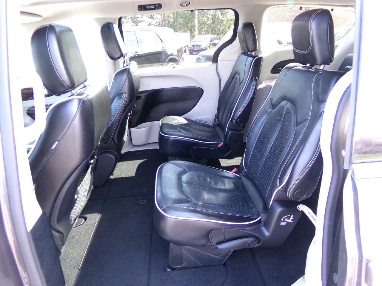 Used 2022 Chrysler Pacifica Limited FWD image 45