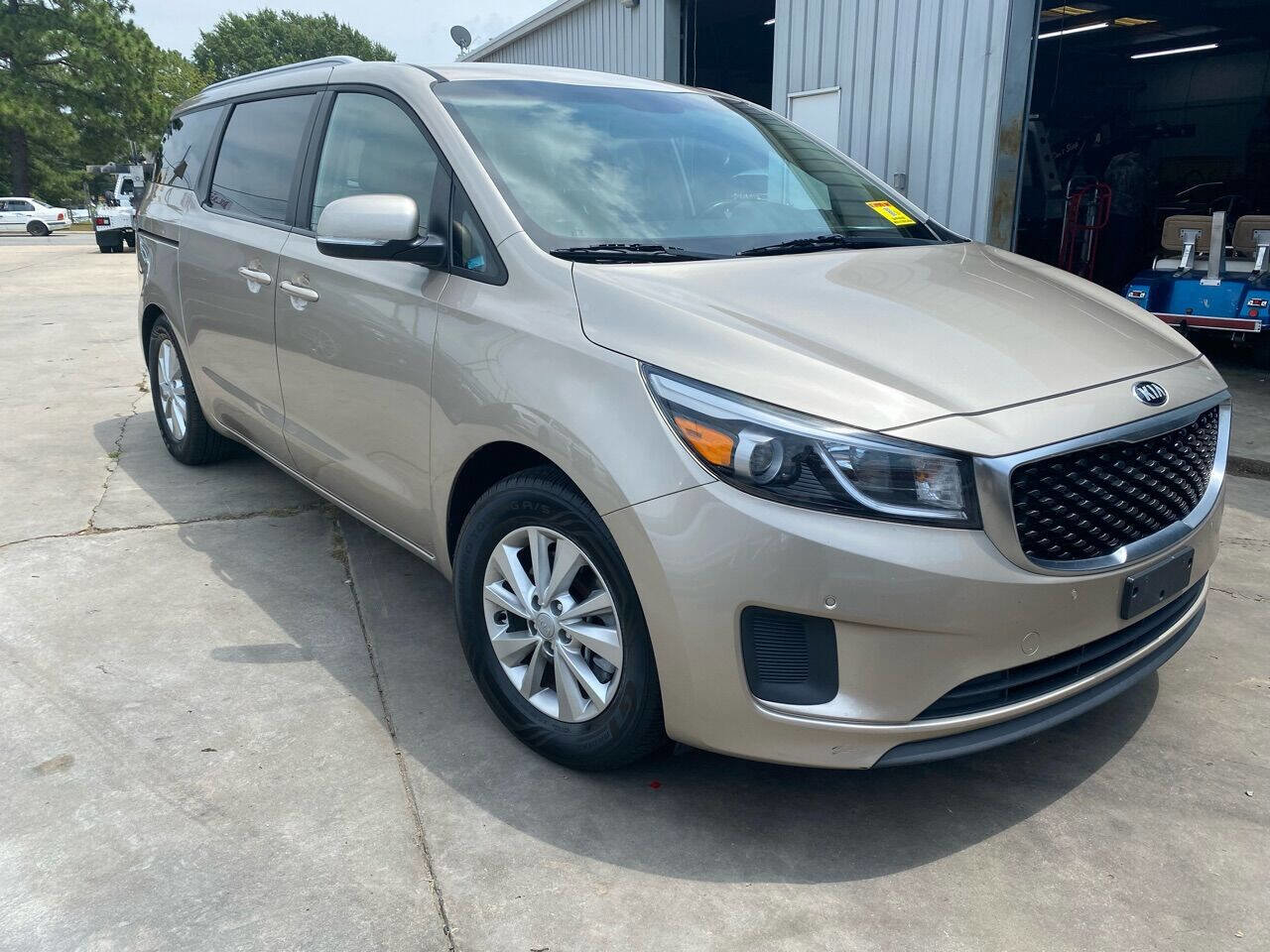 Used 2017 Kia Sedona LX w/ LX Essentials Premium Package FWD image 3
