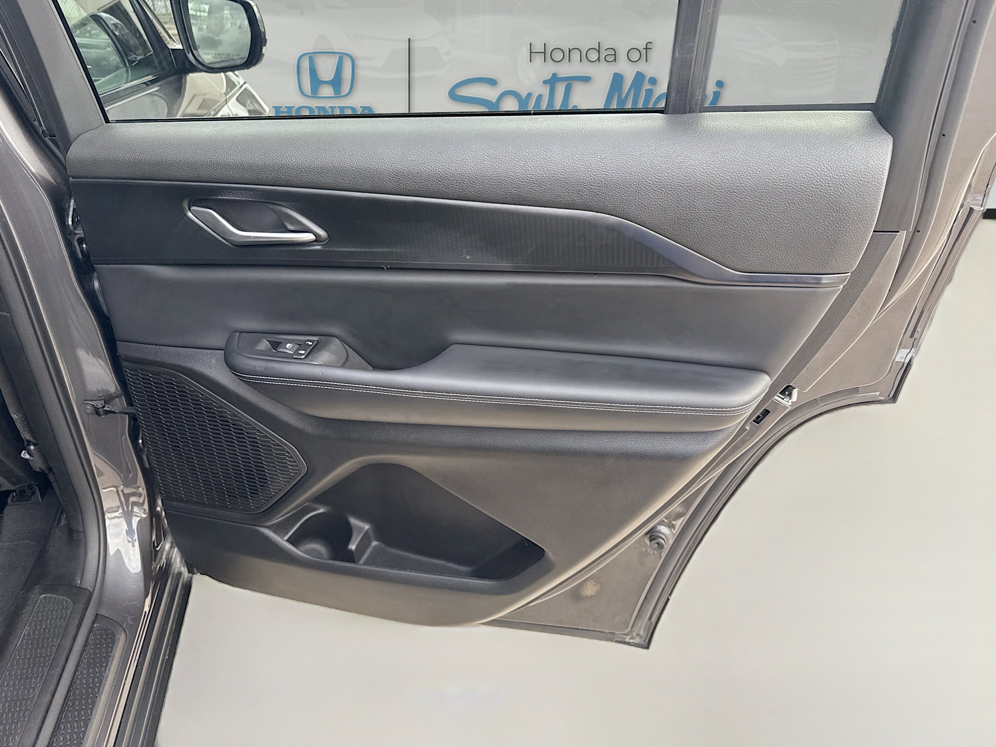 Used 2024 Jeep Grand Cherokee L Laredo image 30