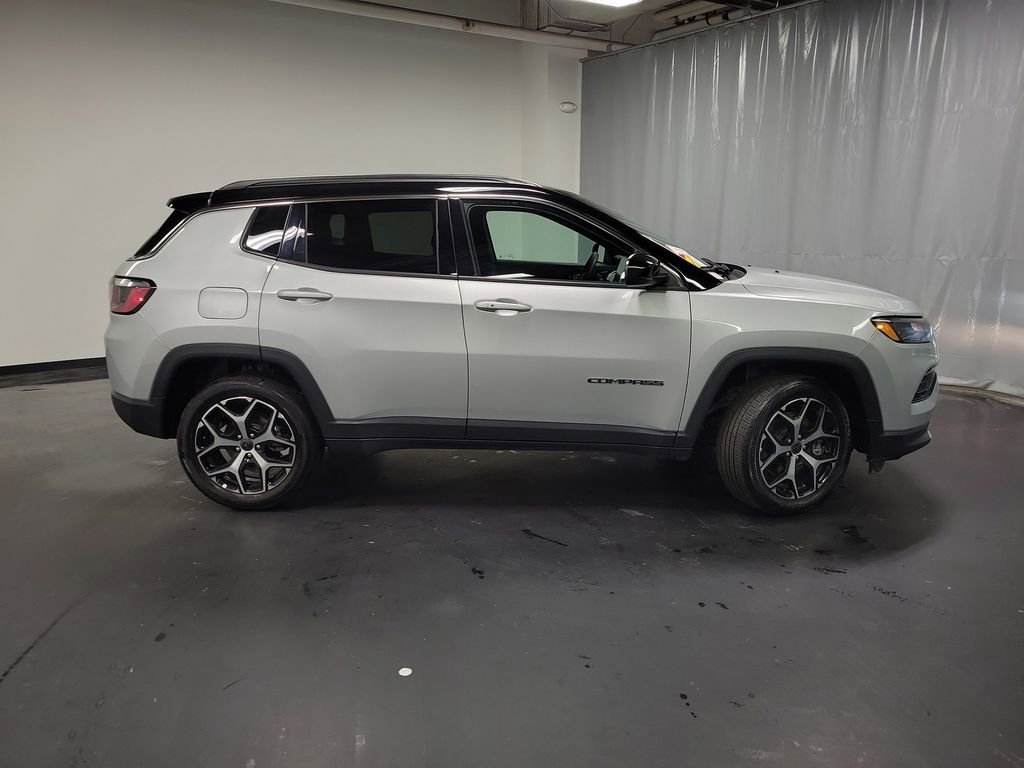 Used 2025 Jeep Compass Limited AWD/4WD image 9