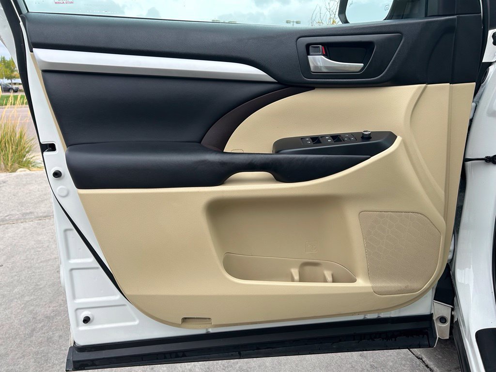 Used 2017 Toyota Highlander XLE AWD/4WD image 11