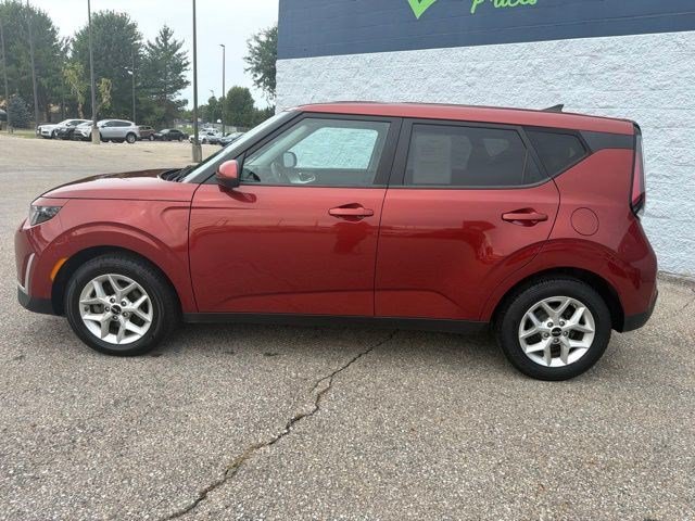 Used 2024 Kia Soul LX w/ Option Group 015 FWD image 2