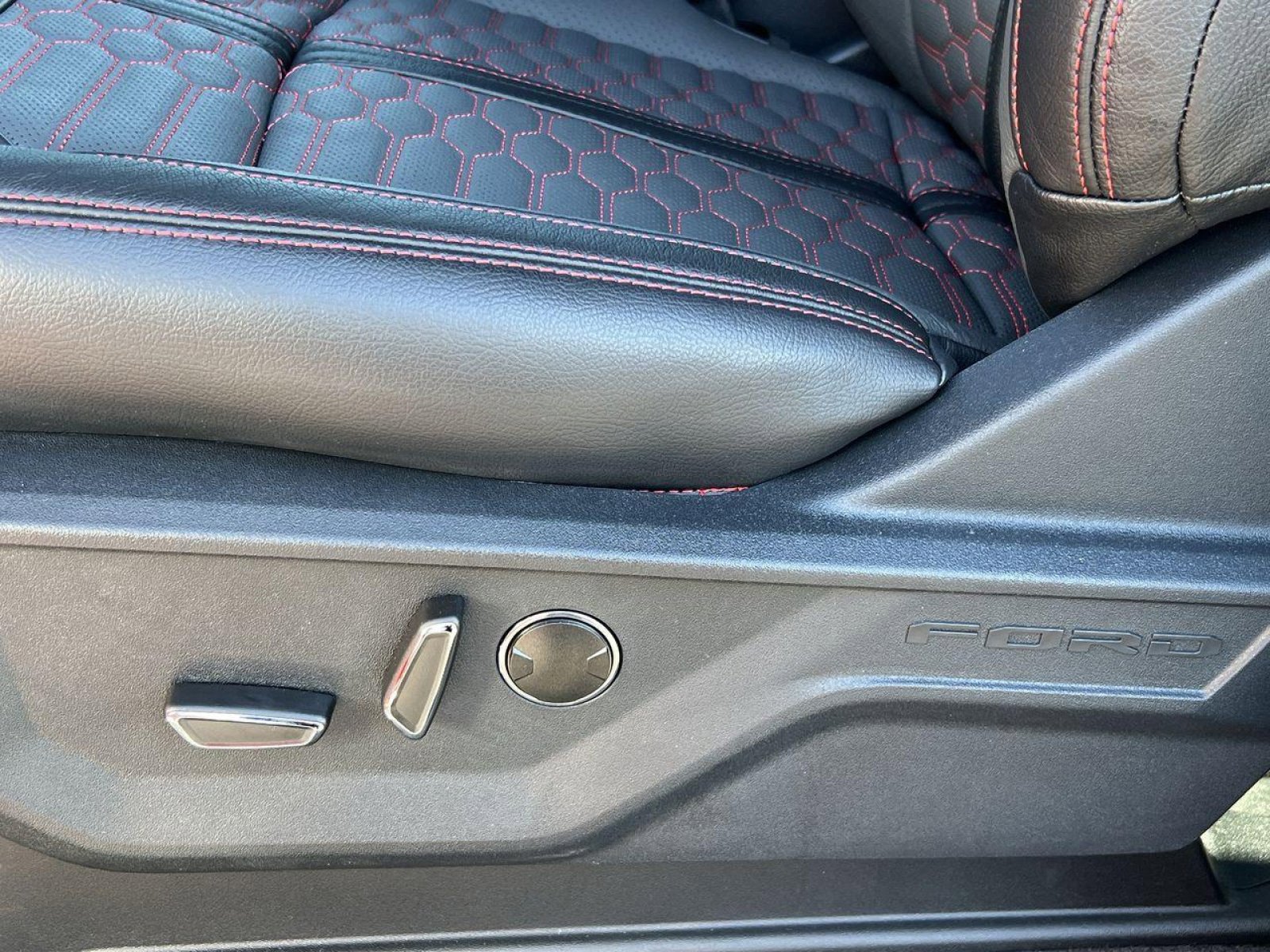 New 2025 Ford F150 Lariat w/ Equipment Group 502A High image 14