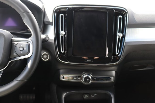 Used 2024 Volvo XC40 B5 Core image 14