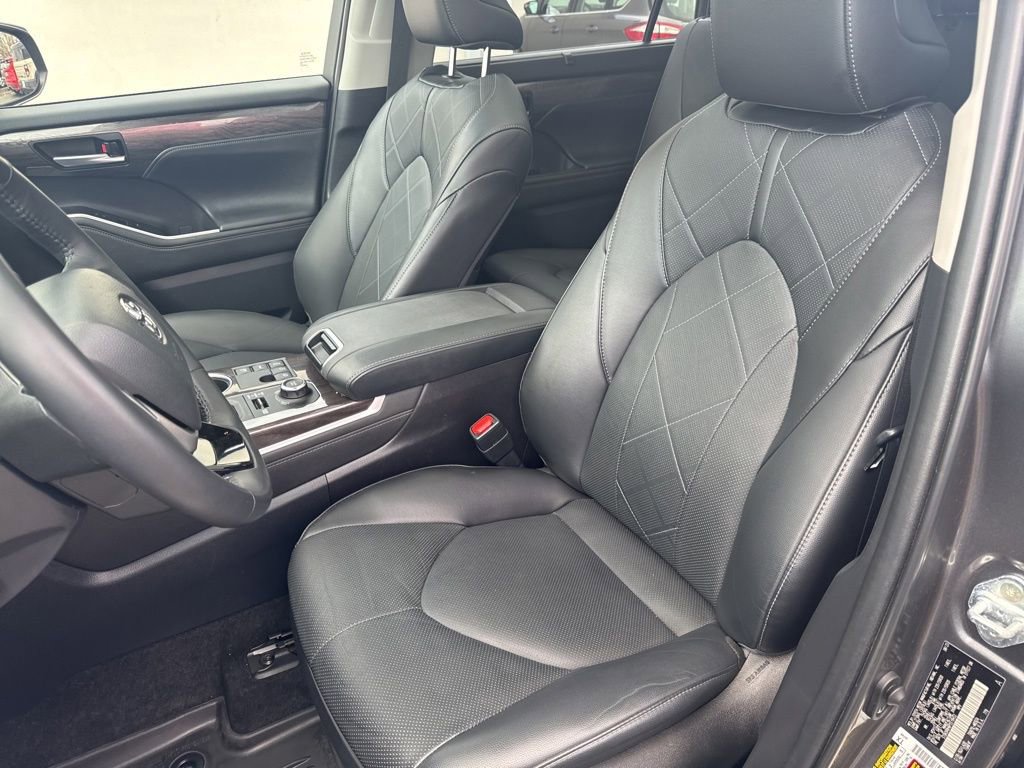 Used 2023 Toyota Highlander Platinum image 12