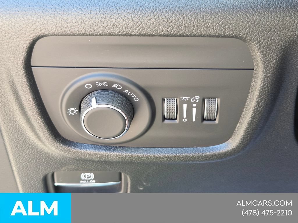 Used 2025 Jeep Grand Cherokee Laredo w/ Luxury Tech Group I AWD/4WD image 30