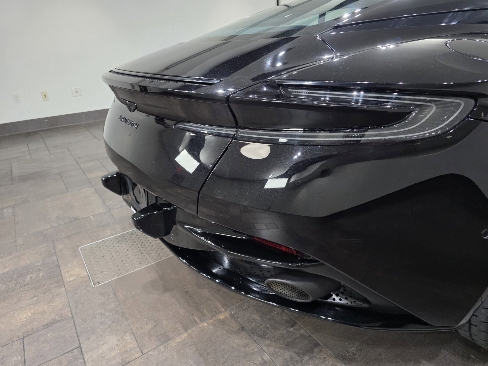 Used 2021 Aston Martin DB11 Coupe image 8