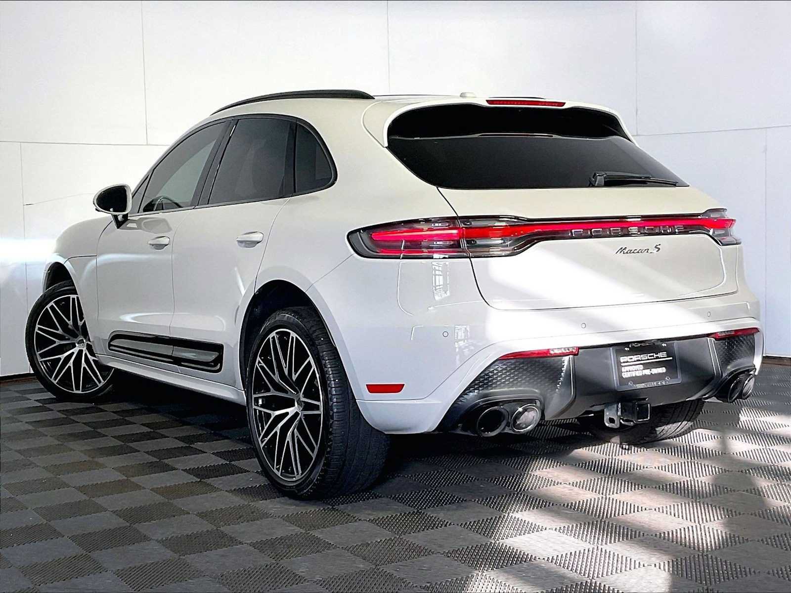 Certified 2024 Porsche Macan S AWD/4WD image 3