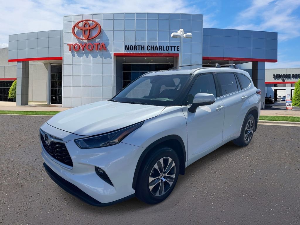 Used 2023 Toyota Highlander XLE AWD/4WD image 5