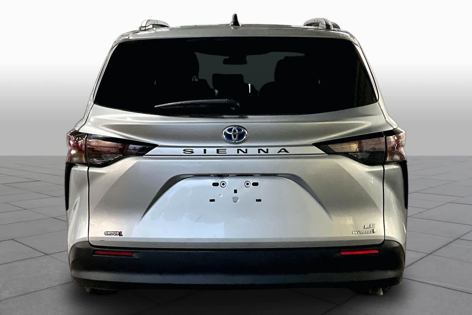 Used 2024 Toyota Sienna LE FWD image 5