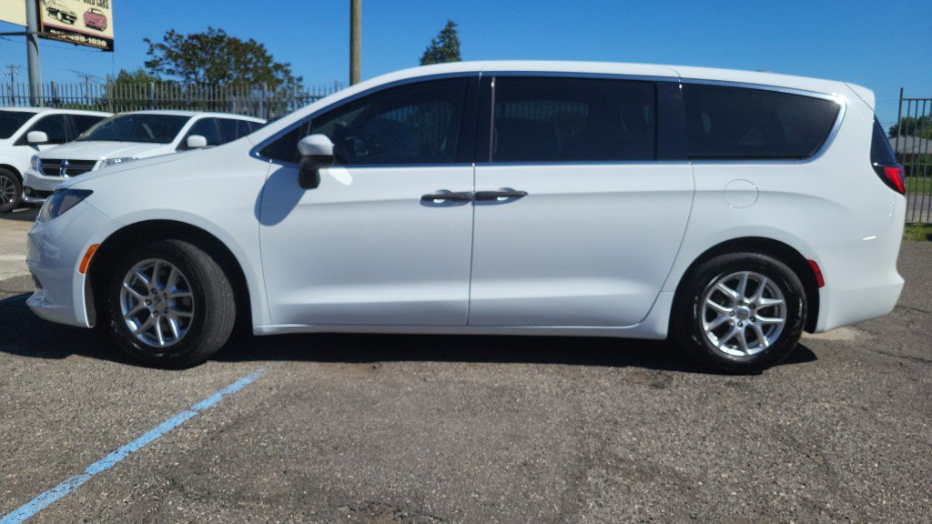 Used 2020 Chrysler Voyager L FWD image 6