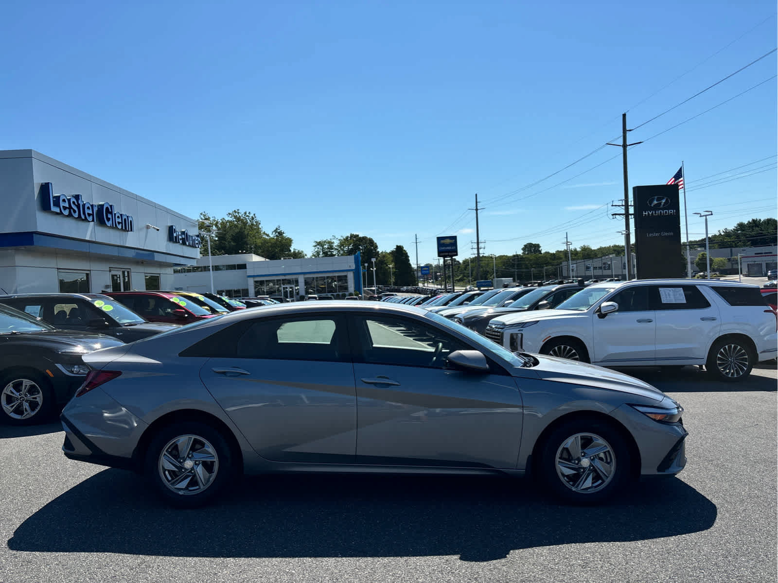 Used 2025 Hyundai Elantra SE FWD image 2