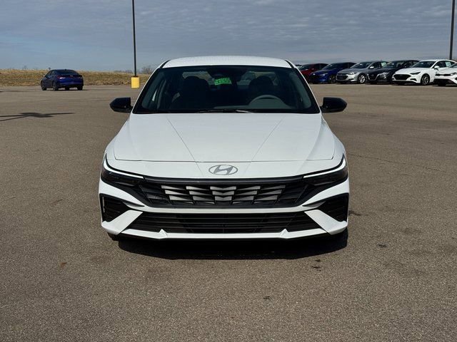 Used 2025 Hyundai Elantra Sport image 2