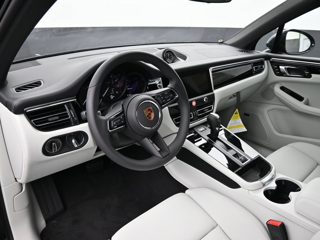 Certified 2026 Porsche Macan AWD/4WD image 4