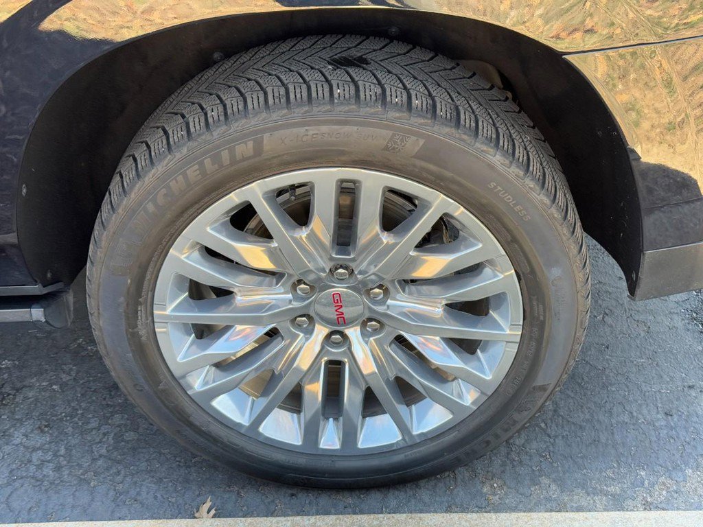 Used 2024 GMC Yukon XL Denali w/ Advanced Technology Package image 5