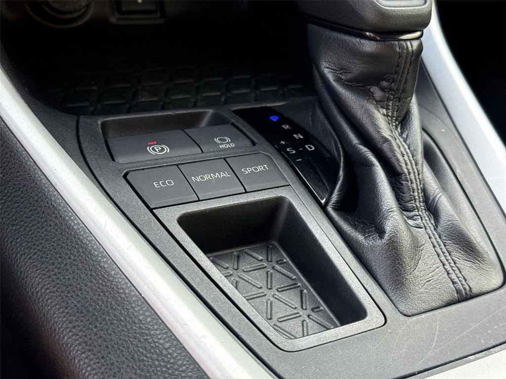 Used 2020 Toyota RAV4 XLE FWD image 34