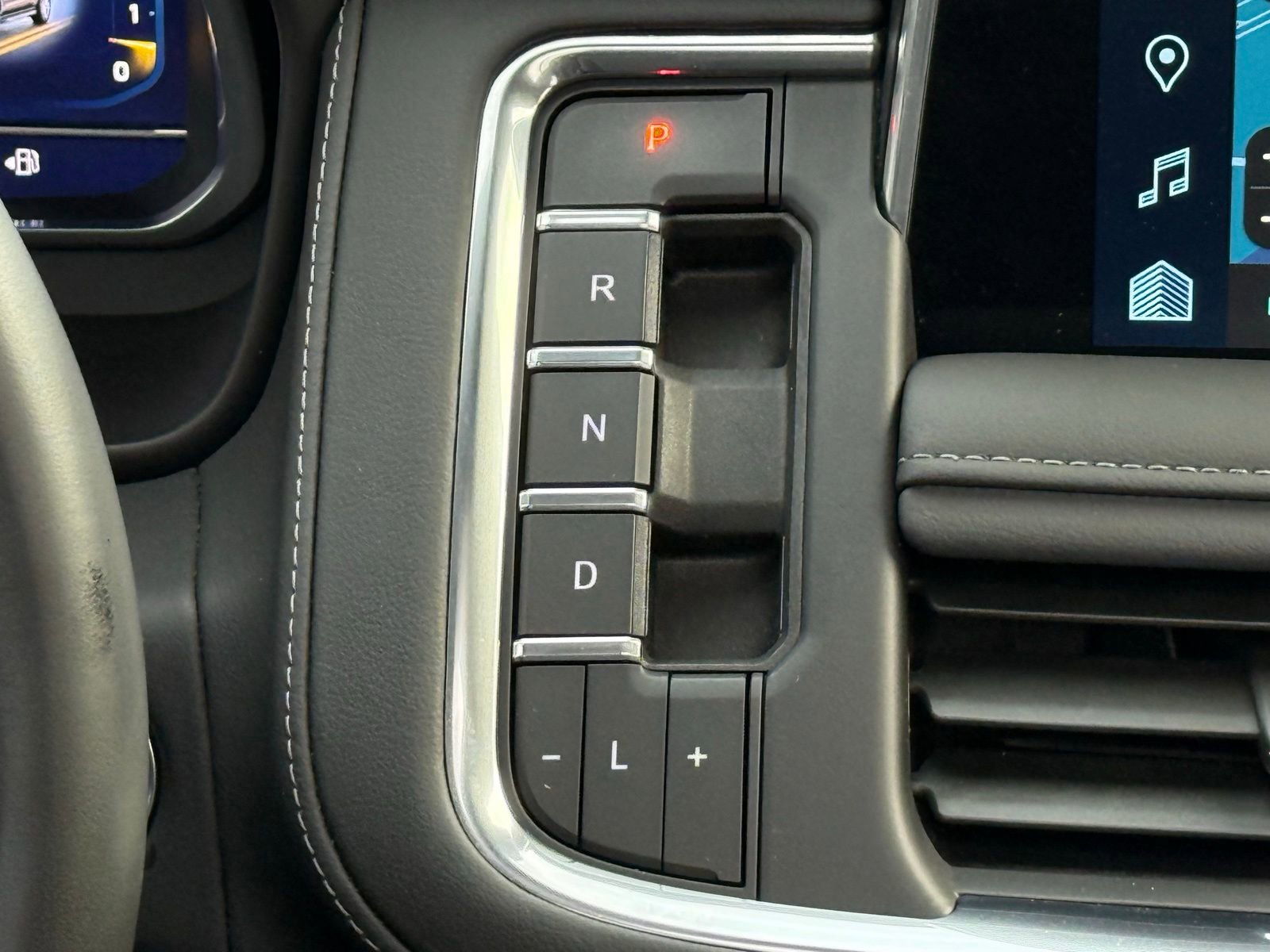 Used 2024 Chevrolet Tahoe Z71 w/ Luxury Package AWD/4WD image 23